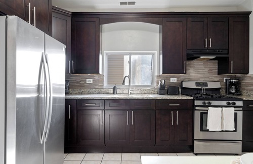 Little Village Apartment | Bright 3BR/1BA FREE Parking/Laundry in Pilsen. Minutes from Downtown