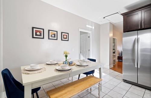 Little Village Apartment | Bright 3BR/1BA FREE Parking/Laundry in Pilsen. Minutes from Downtown