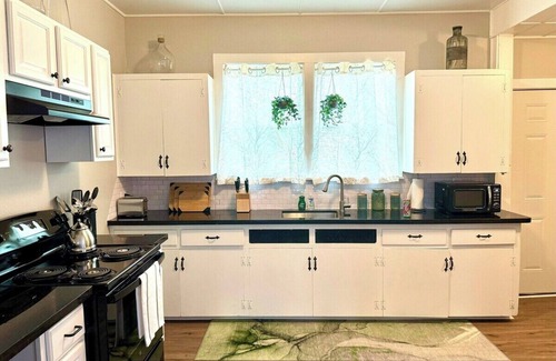 Port Neches House | Bright & Airy 2BR 1BA Home Near The Riverfront