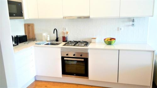 Alcantara Apartment | Bright Alcântara Escape with AC