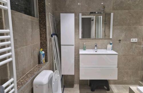 Berg House | Bright and cozy room close to airport Grenier