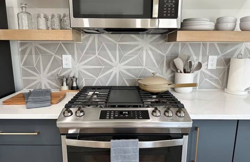 Curtis Park Apartment | Bright and Modern Studio Guesthouse - near RiNo!