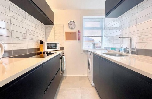 Cardonald Apartment | Bright and Stylish 3-Bed Flat in Glasgow