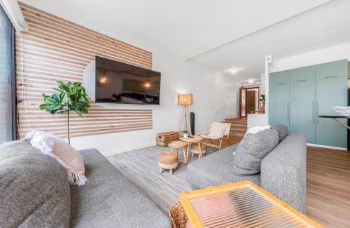 Downtown Honolulu Apartment | Bright Beach Style Condo Steps to Pool, Hot Tub and Parking