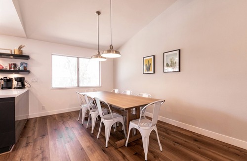 Canyon Gate House | Bright! Contemporary Modern 4BR, Lg Backyard w/Pool & Mini Putting Green!