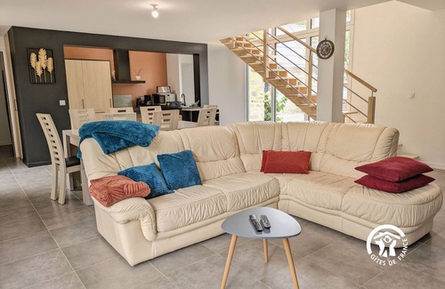 Andouille Cottage | Bright cottage with heated pool and PMR access, near Laval