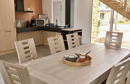 Andouille Cottage | Bright cottage with heated pool and PMR access, near Laval