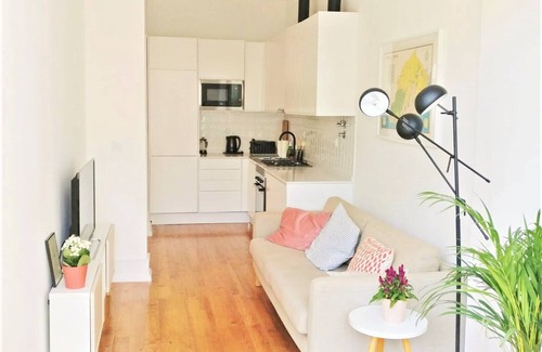 Alcantara Apartment | Bright Family Stay at Bethlehem with AC