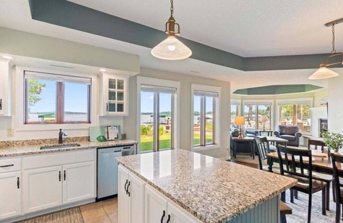 Nisswa Condo | Bright Lakefront Getaway, steps from sandy Gull Lake beach