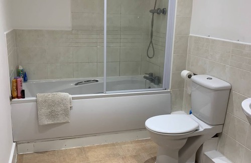 Crosby Apartment | Bright modern 2 Bed Apartment Free Parking, walking distance to Crosby Beachn