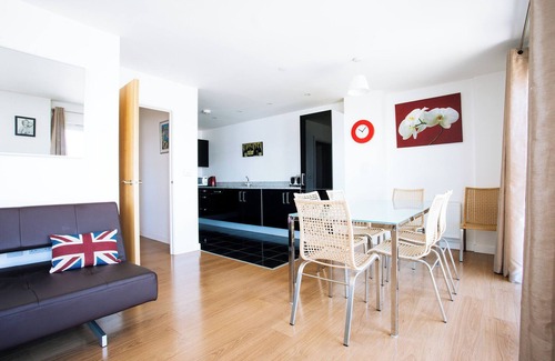 Peninsula Apartment | Bright Modern 3 bedroom apartment near O2, Excel