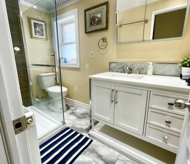 Sullivan House | Bright&Modern Space Perfect for couple and Family Step to public transit in Toronto