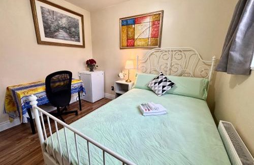 Sullivan House | Bright&Modern Space Perfect for couple and Family Step to public transit in Toronto