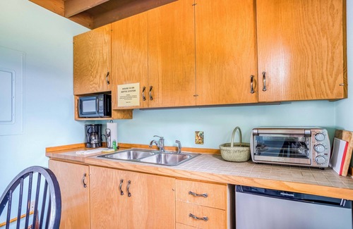 Seal Rock Condo | Bright Oceanfront Guest Home with Private Beach Access
