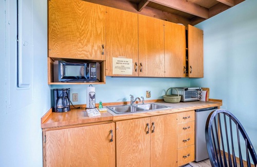 Seal Rock Condo | Bright Oceanfront Guest Home with Private Beach Access