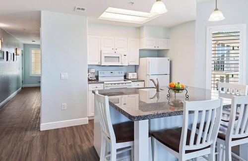 Ormond Beach Hotel | Bright Oceanview Unit Close to Dining, Golf & Daytona Adventures