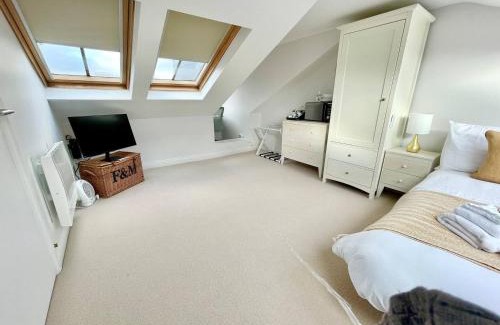 Larkhall House | Bright Quiet Loft Room Ensuite Serene Clapham Area