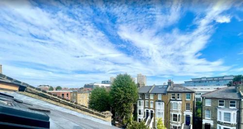Larkhall House | Bright Quiet Loft Room Ensuite Serene Clapham Area