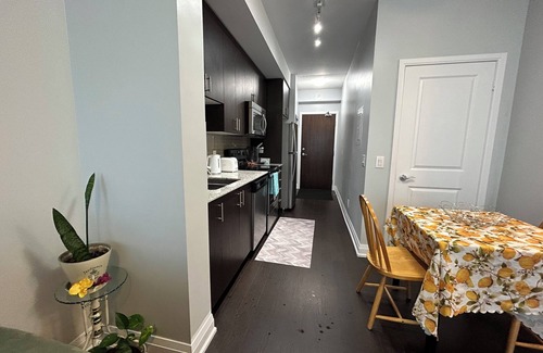 Markham Apartment | Bright Spacious Clean Condo Apartment in Markham- Walk to everything!