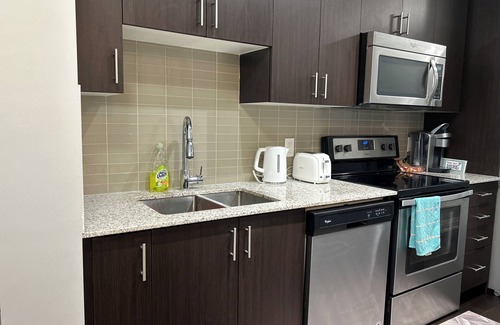 Markham Apartment | Bright Spacious Clean Condo Apartment in Markham- Walk to everything!
