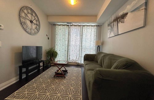 Markham Apartment | Bright Spacious Clean Condo Apartment in Markham- Walk to everything!