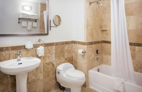 Little Italy Hotel | Bright Two Queens w/Mid-Century Style Near Balboa Park & Harbor Views | 2 Units