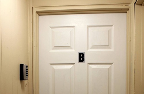 Brighton House | Brighton Retreat (Walk to Metro)