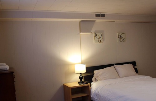 Brighton House | Brighton Retreat (Walk to Metro)