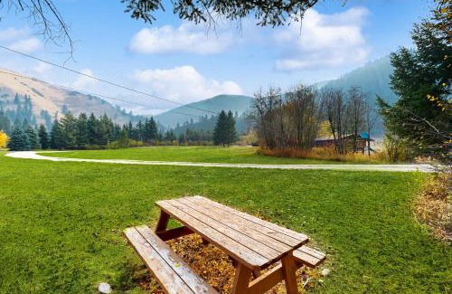 Sula House | Broad Axe - Cabin #2 - Black Bear