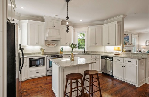 Saint Simons Heights House | BROADWAY BREEZE ~ Close to Beach Access ~ Fabulous New Heated Pool and Hot Tub