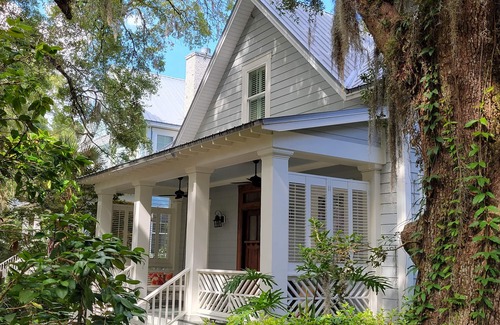 Saint Simons Heights House | BROADWAY BREEZE ~ Close to Beach Access ~ Fabulous New Heated Pool and Hot Tub