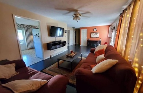 Dellslow House | Brookehaven Bungalow. Minutes from WVU, Hiking, & Cheat Lake!