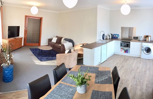 Bell Park Apartment | ⭐BROOKS⭐BFast,WiFi,Nflx⭐UberEats, Walk2Shop,