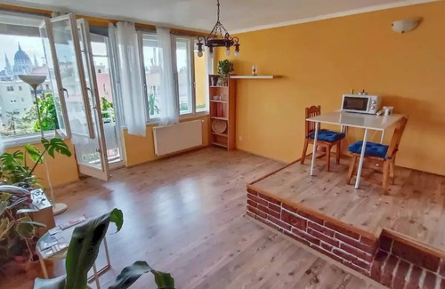 Budapest City Centre Apartment | Buda Super Panorama view to the Parliament, 5 min from the metro, tram or busn