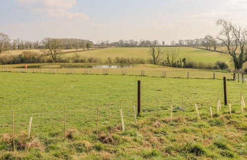 Gumley Cottage | BUDDY (SHEPHERDS HUT), pet friendly, with hot tub in Kibworth