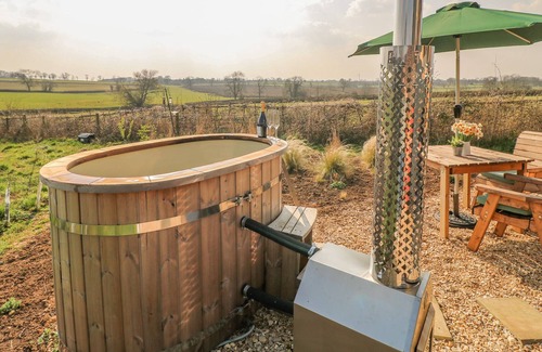 Gumley Cottage | BUDDY (SHEPHERDS HUT), pet friendly, with hot tub in Kibworth