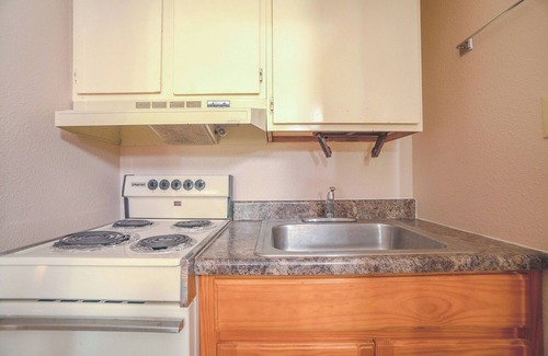 Weslaco Hotel | Budget Room with Essentials Near Weslaco Dining, Parks & Local Attractions