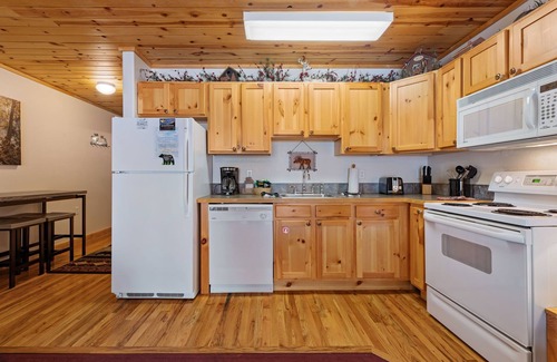 Fall River Estates Condo | Bugle Pointe B10 (Private Hot tub) River Views!