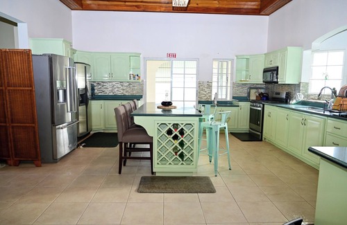 Whitehouse Villa | Buki Ocean View- ένας 2 B/R, Sleeps 6, with Chef