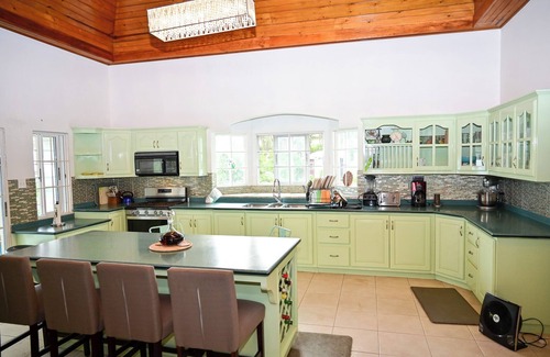 Whitehouse Villa | Buki Ocean View- ένας 2 B/R, Sleeps 6, with Chef