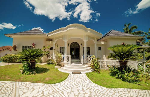 Whitehouse Villa | Buki Ocean View- ένας 2 B/R, Sleeps 6, with Chef