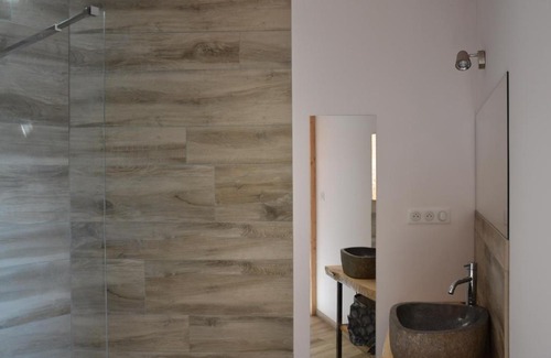 Queyrieres Cabin | Bulle de Bois, écolodge insolite avec spa privatif au milieu des volcans - Bulles d'Herbe