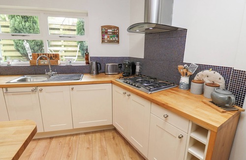 Honley Cottage | BUMBLE COTTAGE, pet friendly, with a garden in Netherthong