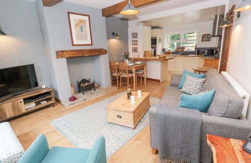 Honley Cottage | BUMBLE COTTAGE, pet friendly, with a garden in Netherthong