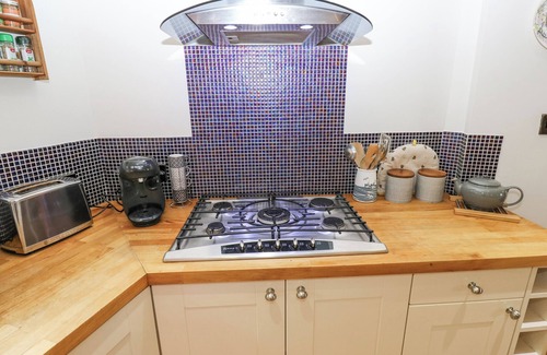 Honley Cottage | BUMBLE COTTAGE, pet friendly, with a garden in Netherthong