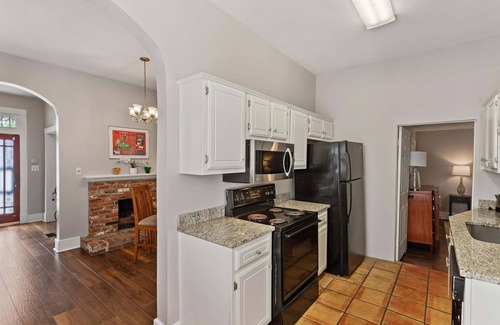 Midtown House | Bungalow ON Overton Square