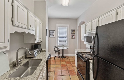 Midtown House | Bungalow ON Overton Square