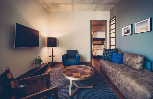 Travis Heights Hotel | Bunk Suite with Lounge Area and Balcony for 4