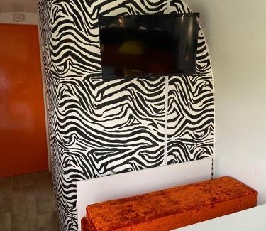 Bury St Edmunds House | Bury - Lodge - Sleeps 2 - Parking