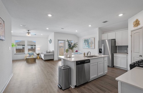 Hutto House | Business Ready/Retreat Minutes to Samsung & Round Rock